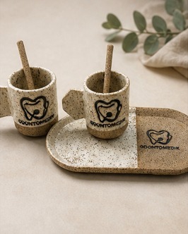 Kit personalizado Odontomed com canecas, bandeja e colheres